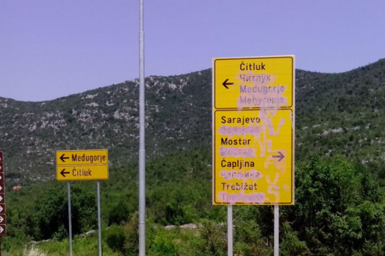 VANDALI OPET UDARAJU NA ĆIRILICU Tanasić ocijenio: „Brisanje ćirilice ne može poništiti vjekovno trajanje Srba od Mostara do Drvara“