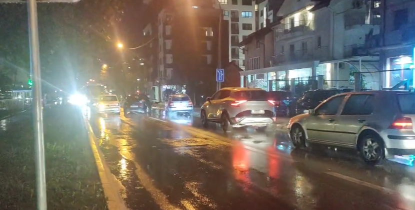ŽESTOKI OBRAČUN TAKSISTA: Parkirali automobile, pa krenuli da se tuku i valjaju nasred ulice (VIDEO)
