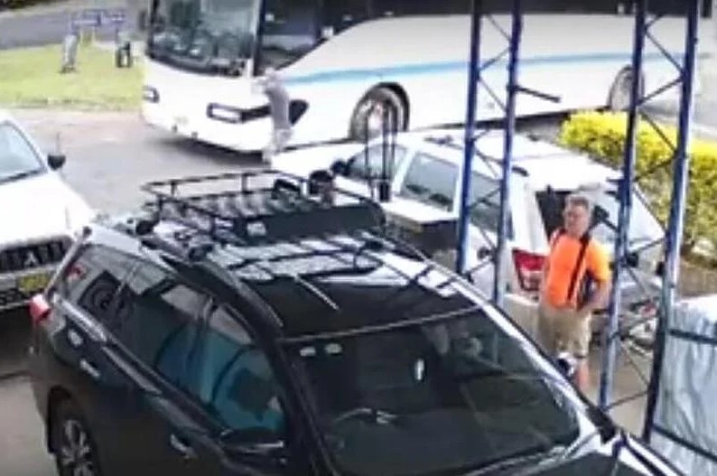 SPASILA 20 UČENIKA: Tinejdžerka skrenula autobus prije nego je udario u benzinsku pumpu (VIDEO)
