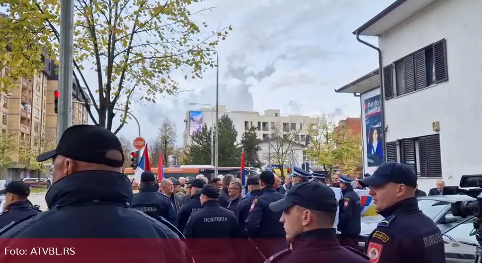 „ŠTO STE SE SAKRILI KAO MIŠEVI?“ Borci zapjevali „Oj Kosovo, Kosovo“ kod zgrade SDP-a (VIDEO)