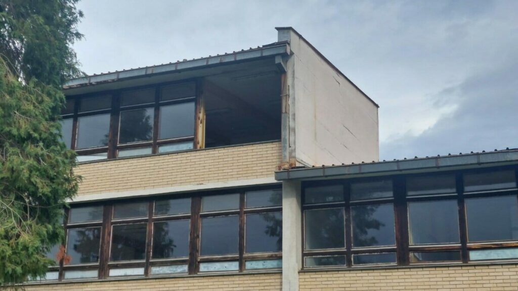 ДРАМА У БРАТУНЦУ: Вјетар одвалио прозор школе, повријеђена ученица (ФОТО)