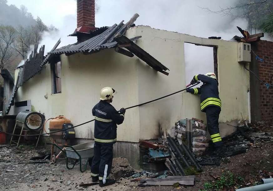 VATRA PROGUTALA RESTORAN: Veliki požar zahvatio objekat u Tesliću