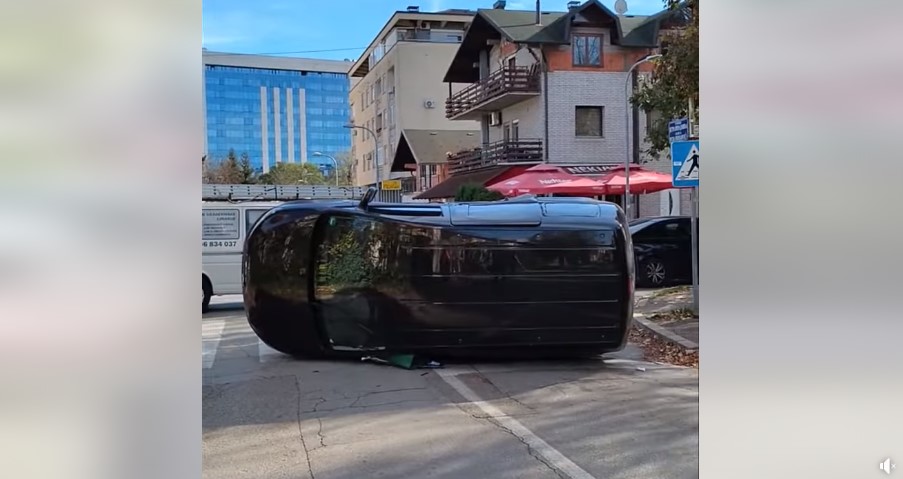 SAOBRAĆAJNA NESREĆA U BANJALUCI: Prevrnuo se automobil, ima povrijeđenih (VIDEO)