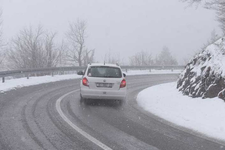 KOMPLIKOVANO STANJE: Snijeg i poledica otežavaju saobraćaj u višim planinskim predjelima