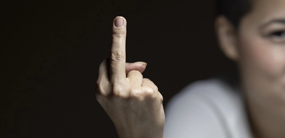 PAPRENA CIFRA: Koliku kaznu možete dobiti za pokazivanje srednjeg prsta?