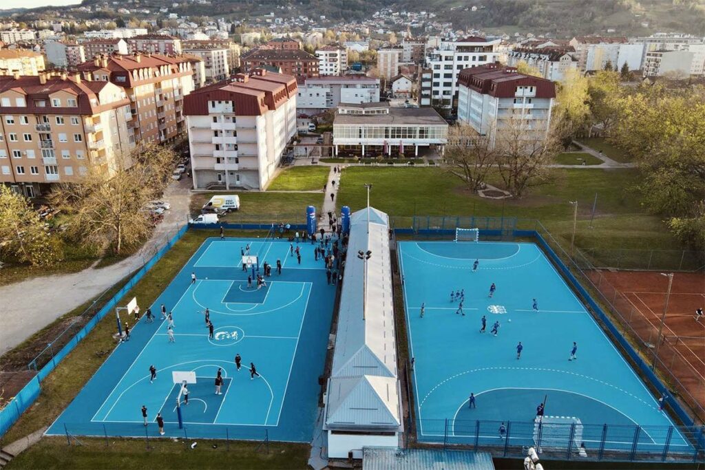 УЛОЖЕНО 200.000 КМ: Обновљени спортски терени код „К4“ у Бањалуци