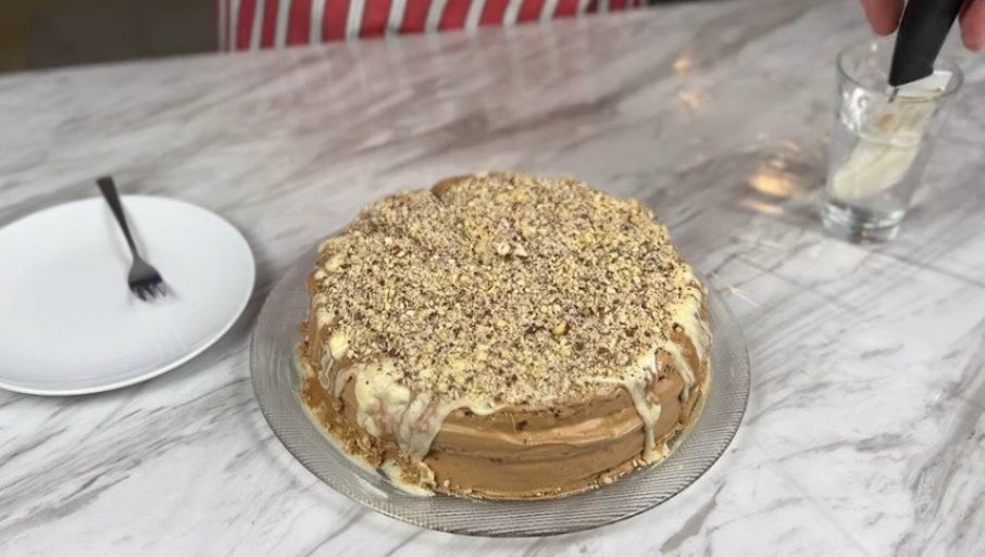 NAJLJEPŠI SLAVSKI DEZERT: Minjon torta, puna orasa i čokolade (VIDEO)