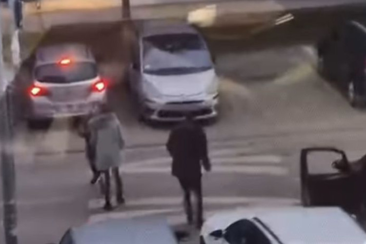 IZBILA OZBILJNA TUČA: Muškarac gurnuo djevojku na ulici u Novom Sadu (VIDEO)