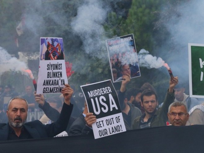 ТУРЦИ НЕГОДУЈУ: Протест у Анкари у вријеме посјете Блинкена (ФОТО)