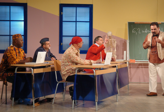 TURNEJA KULTNE PREDSTAVE „VEČERNJA ŠKOLA“: Hit Željka Pervana 7. decembra stiže u Banjaluku (FOTO)