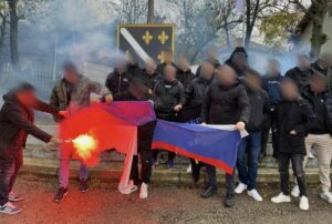 SRAMOTNO PONAŠANJE NAVIJAČA: Grupa „BH Fanatikos“ zapalila srpsku trobojku (FOTO)