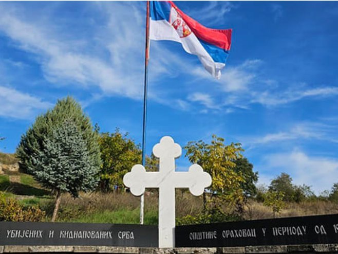 ТРОБОЈКА ВИЈОРИ НАД ОРАХОВЦЕМ: Српска застава опет на споменику страдалим Србима