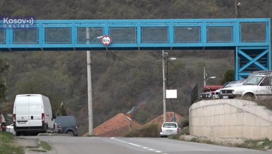SMETA IM SVE ŠTO JE SRPSKO: Kurtijevi specijalci uklonili trobojke i pano „Ovo je Srbija“ u Leposaviću (VIDEO)