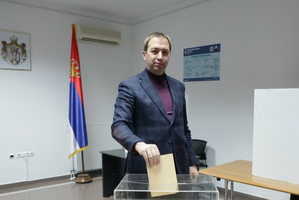 „SVI SRBI IZ SRPSKE TREBA DA BUDU DRŽAVLJANI NAŠE MATICE“: Selak glasao u Generalnom konzulatu Srbije u Banjaluci