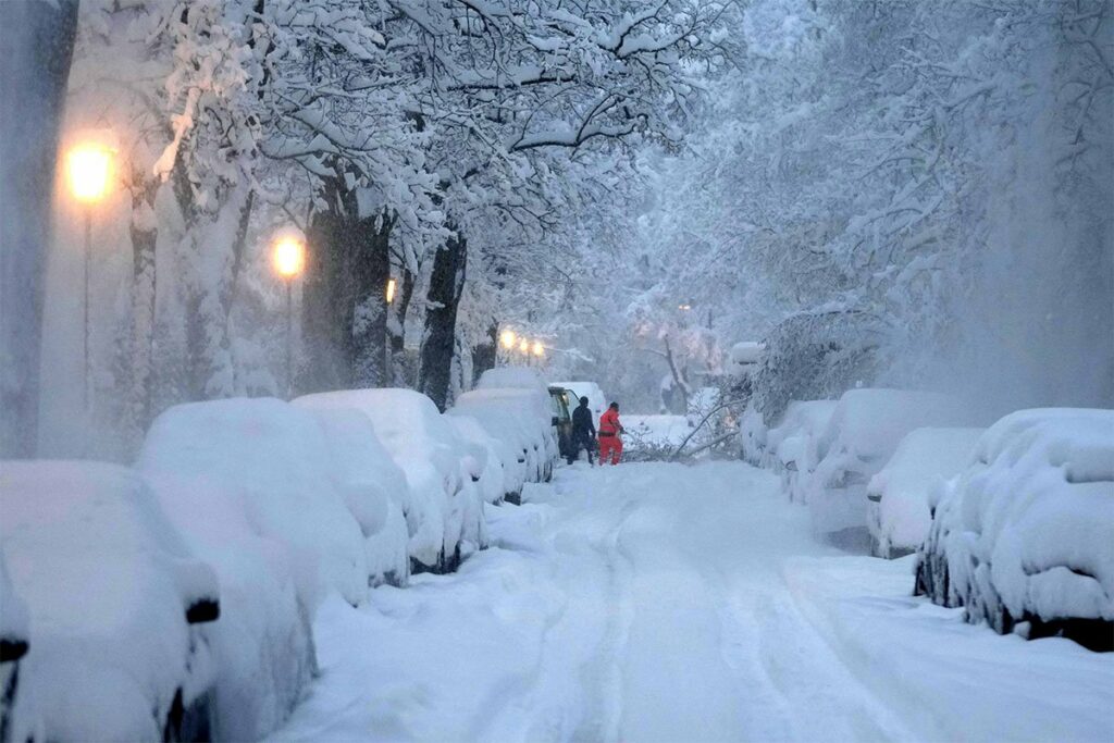НЕЗАПАМЋЕНО НЕВРИЈЕМЕ ПОГОДИЛО ЕВРОПУ: Најтеже сњежне олује од 2010. године