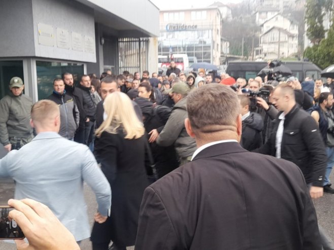 УЗ ПРЕДСЈЕДНИКА СРПСКЕ: Цвијановић, Вишковић и адвокати одбране стигли у Суд БиХ