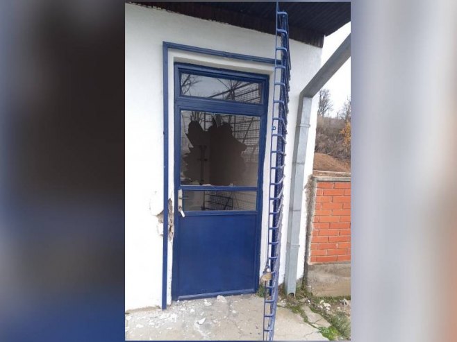ВАНДАЛИЗАМ НА КОСМЕТУ: Разбијена стакла и ишчупана метална врата на амбуланти у Сувом Долу