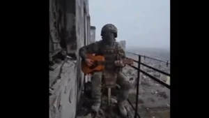 SAMO NE RECI MAJCI DA SAM U BAHMUTU Da se naježiš: Ruski vojnik svira gitaru i pjeva dok pljušte granate (VIDEO)