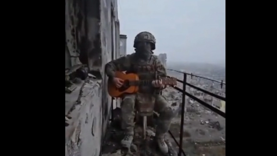 САМО НЕ РЕЦИ МАЈЦИ ДА САМ У БАХМУТУ Да се најежиш: Руски војник свира гитару и пјева док пљуште гранате (ВИДЕО)