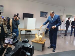 „СТРПЉИВО ЧЕКАО СВОЈ РЕД“: Додик гласао у Генералном конзулату Србије