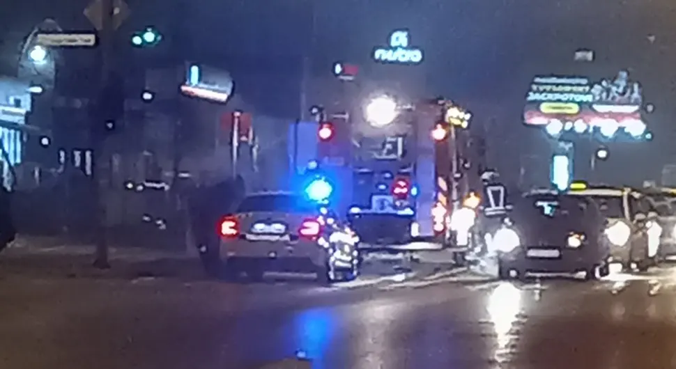 NA TERENU VATROGASCI I POLICIJA: Zapalio se automobil u Banjaluci