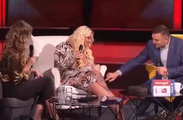 „ČOVJEČE PRVI PUT TE VIDIM“ Voditelj usred emisije ispipao noge kraljici bakšiša, ona u šoku