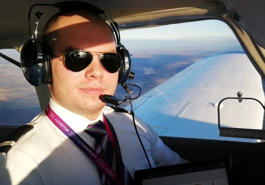 ŽIVOT U OBLACIMA Rijad Sedić (26) je mladi pilot koji živi svoj san u visinama, sada otkrio kakav je osjećaj dominirati nebom (FOTO)