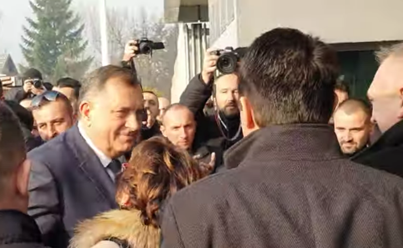 DOČEKAN GROMOGLASNIM APLAUZOM: Dodik stigao u Sud BiH (VIDEO)