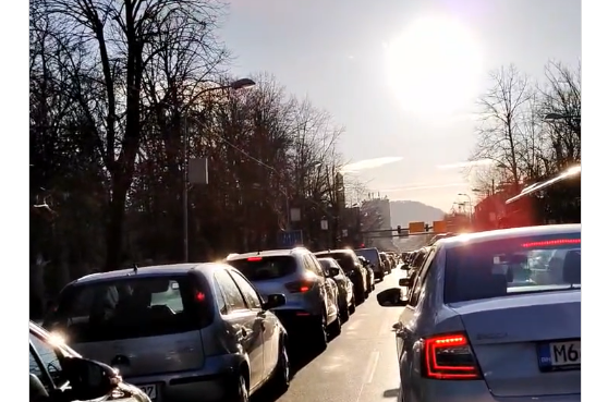 SAOBRAĆAJNI KOLAPS U CENTRU BANJALUKE: Kolona duga stotine metara, vozači gube strpljenje (VIDEO)