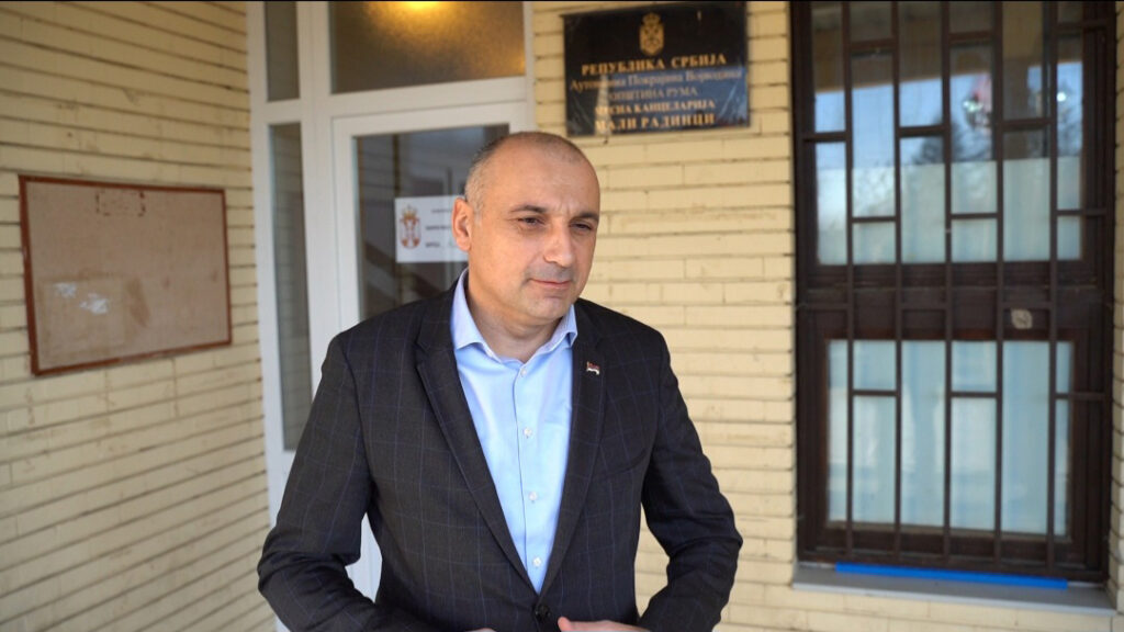 OBAVIO DUŽNOST: Banjac glasao na vandrednim parlamentarnim izborima u Srbiji
