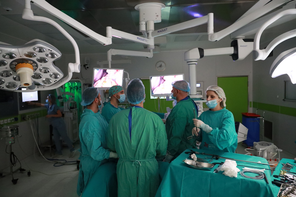 САВРЕМЕНА МЕТОДА ПРИМИЈЕЊЕНА НА УКЦ: Са колегама из Србије изведена лапароскопска операција тумора желудца