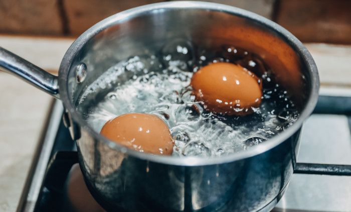 TRIK NAŠIH BAKA: Evo šta su ubacivale u vodu u kojoj se kuvaju jaja
