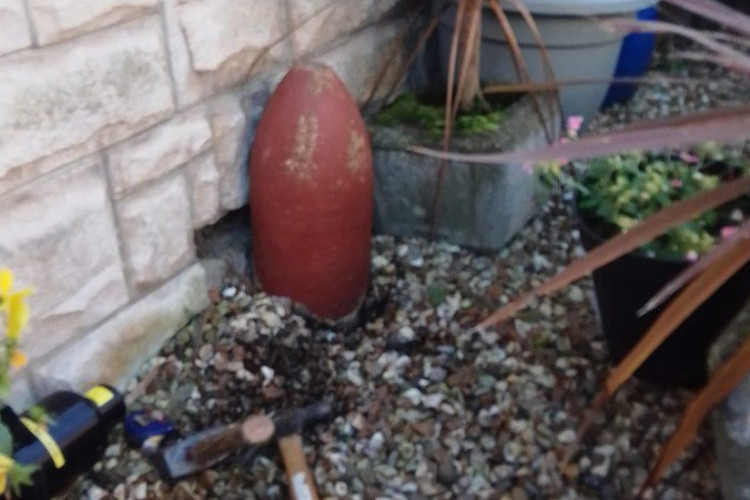 PORODICA U ŠOKU: Za baštenski ukras u dvorištu kuće ispostavilo se da je bomba