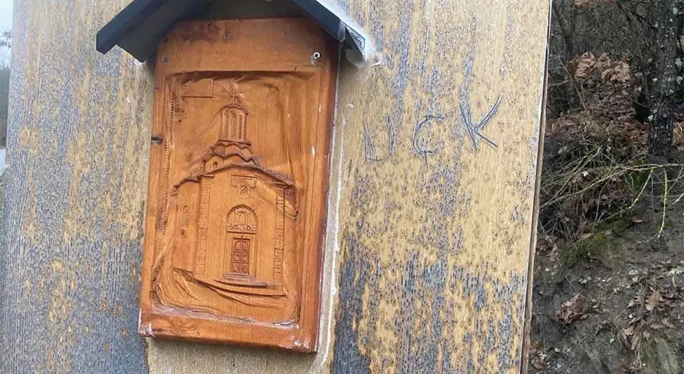 PROVOKACIJE NE PRESTAJU: Natpis terorističke OVK na putokazu za manastir Draganac