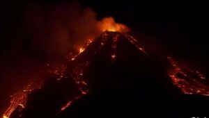 ALARMANTNO STANJE NA SICILIJI: Etna ponovo počela da izbacuje lavu i pepeo