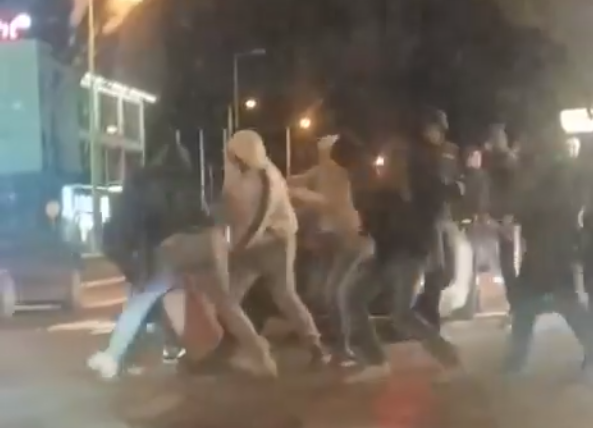 УДАРИЛИ ГА НОГОМ И СКИНУЛИ МУ МАЈИЦУ: Хулигани напали мајку и сина у Мостару (ВИДЕО)