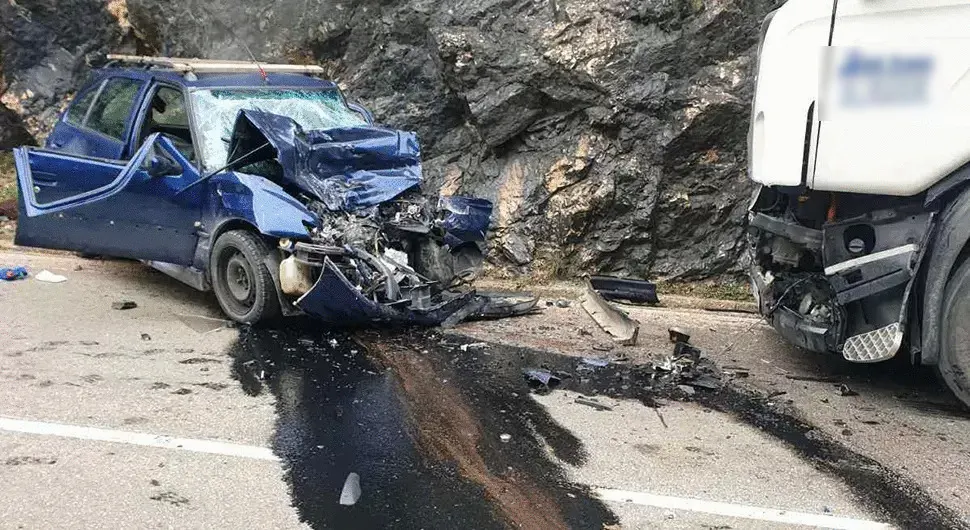 TEŠKA SAOBRAĆAJKA: Stravičan sudar kamiona i automobila u Crnoj Rijeci!