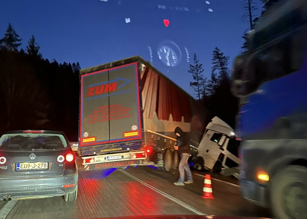 KAMION SE PREVRNUO NA PUTU: Obustavljen saobraćaj na putu prema Olovu