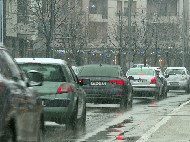 VOZAČI, BUDITE OPREZNI: Ledena kiša i snijeg otežavaju saobraćaj