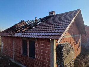 NISU HTJELI DA PRODAJU KUĆU ALBANCU, PA OSTALI BEZ KROVA NAD GLAVOM: Podmetnut požar na kući srpskih povratnika kod Peći