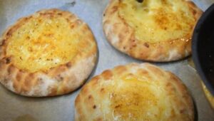 ЗВАНИЧНО НАЈБОЉИ ДОРУЧАК НА СВИЈЕТУ: Ево како се праве филоване лепиње са кајмаком