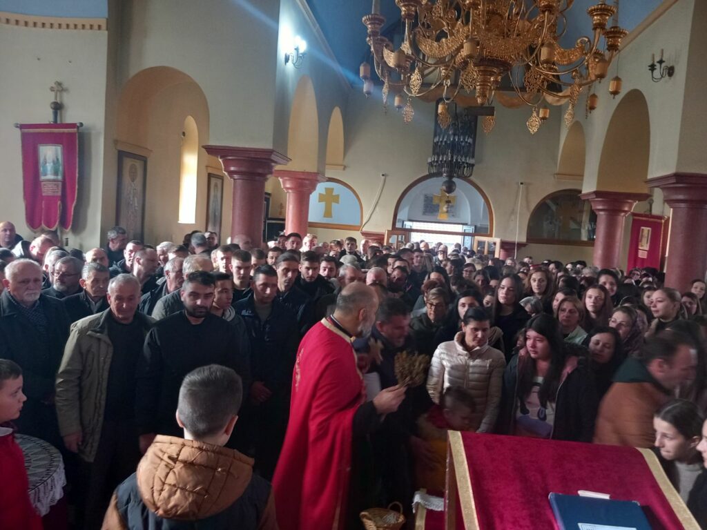 MOLEBAN ZA BOLESNU DJEVOJČICU: U Palačkovcima kod Prnjavora služena molitva za ozdravljenje Teodore Sibinčić