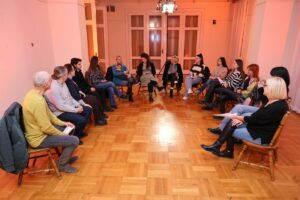 TOPLI KRUŽOK SVIH GENERACIJA: Druženje uz „Poeziju će svi čitati“, došli i gosti iz Čačka (FOTO/VIDEO)
