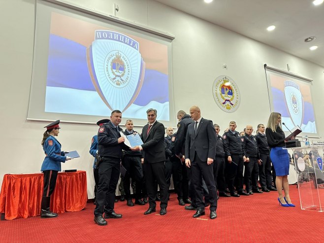 OTEO PUŠKU NAPADAČU KOJI JE PUCAO NA NJEGA: Nagrađeni hrabri policajci Srpske