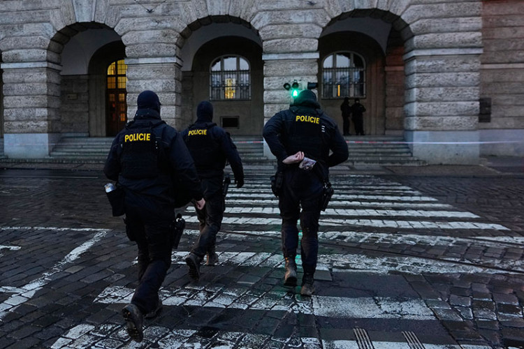 NOVA POMETNJA U PRAGU: Muškarac prijavljen da nosi bombu