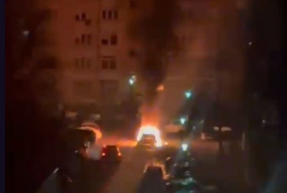 ЧУЛА СЕ ЈАКА ЕКСПЛОЗИЈА: Изгорјела два аутомобила у Сарајеву