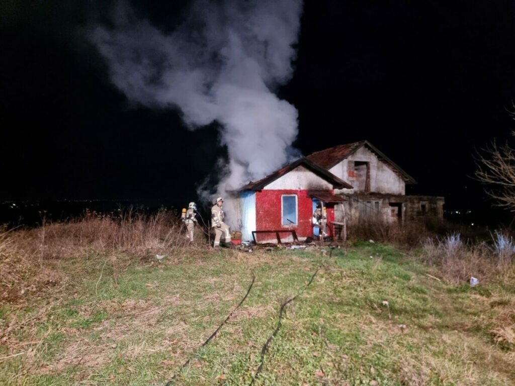 KUĆA U PLAMENU: Burna noć iza prijedorskih vatrogasaca (FOTO)