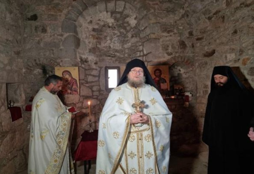 ВЈЕРОМ ПРОТИВ ВАНДАЛИЗМА: Служена литургија у оскрнављеном српском храму на Космету