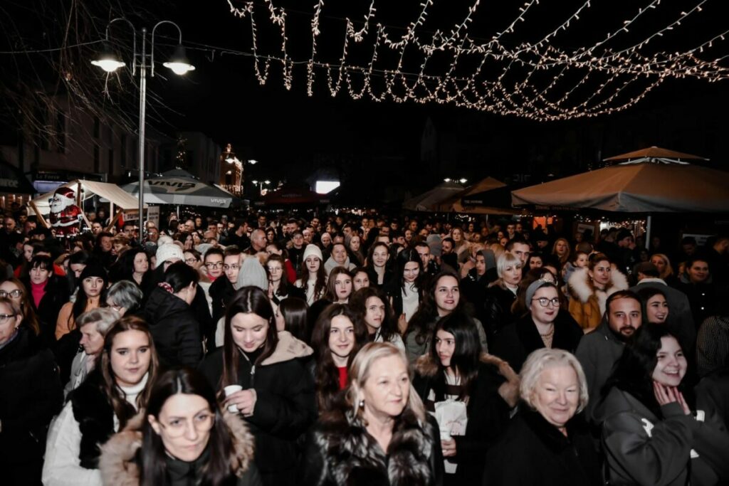 OTVORENA „ZIMSKA ČAROLIJA“ U ŠAMCU: Građani uživali uz „Lapsus“ bend i bogate sadržaje (FOTO)