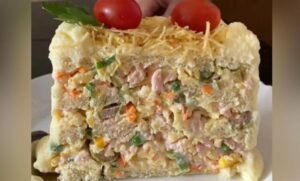 ПОДИГНИТЕ РУСКУ САЛАТУ НА ВИШИ НИВО: Савршена слана торту оставиће вас и ваше госте без даха (РЕЦЕПТ)